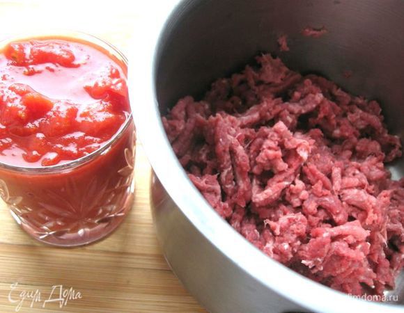 Другую часть лука обжарить на оливковом масле, добавить грибы, выпарить жидкость.Приготовить пассированные помидоры.