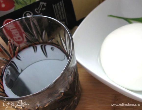 К обжаренным овощам добавить мясо, тушить с добавлением вина и пассированных помидор 1 час 5 мин. на маленьком огне желательно в теплоемкой кастрюле, из которой меньше идет испарение, чем со сковороды. Вначале крышкой кастрюлю не закрывать, минут через 10 – 15 это надо сделать (неплотно закрыть для легкого испарения). Не забывать периодически помешивать. В конце приготовления посолить, поперчить, добавить измельченный через пресс чеснок, мускатный орех.