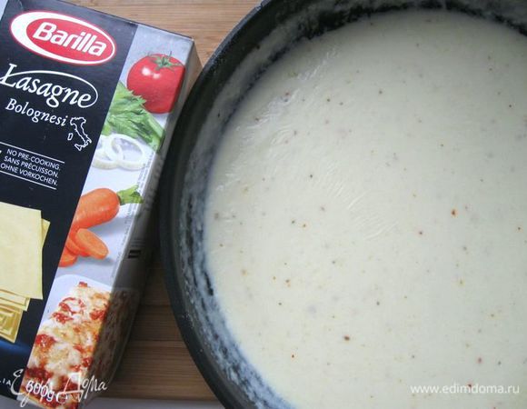 Сливочное масло растопить на сковороде, добавить муку, перемешать. Пассируем, пока мука не приобретет золотистый цвет. Тонкой струйкой влить разогретое молоко, помешивая, чтобы не было комков. Посолить, поперчить, добавить мускатный орех. Перемешать.