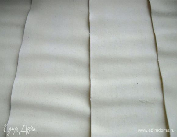 Форму смазать маслом. На дно формы положить часть соуса бешамель, разровнять. Положить листы лазаньи немного внахлест (у меня на 1 слой ушло 4 пластины).