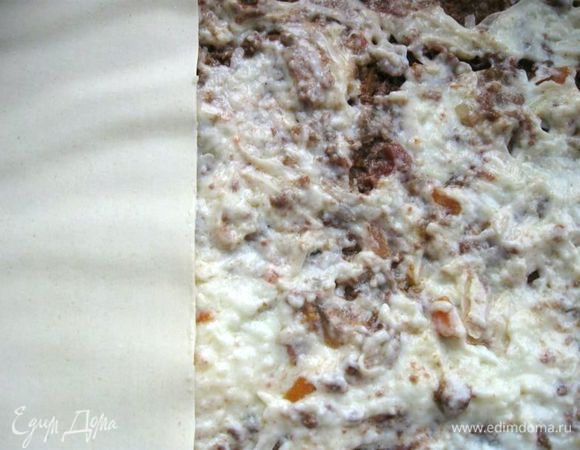 Сверху листов положить часть рагу Болоньезе. На него – часть соуса бешамель и тертого пармезана.Накрыть листами лазаньи.