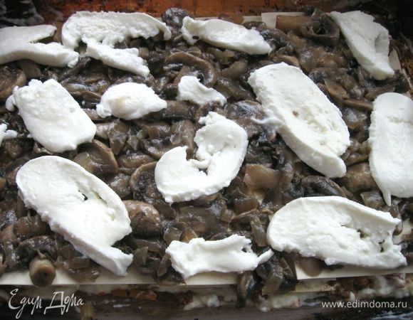 Положить слой грибов и выложить кусочки моцареллы.