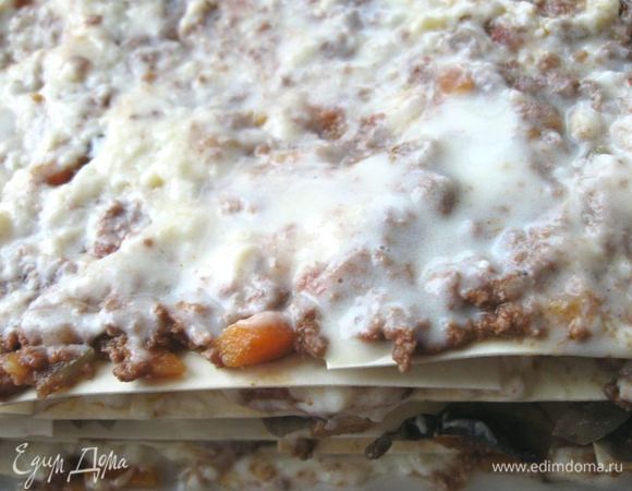 Накрыть листами лазаньи, на которые выложить рагу болоньезе, бешамель и пармезан. Накрыть листами лазаньи, сверху положить бешамель.