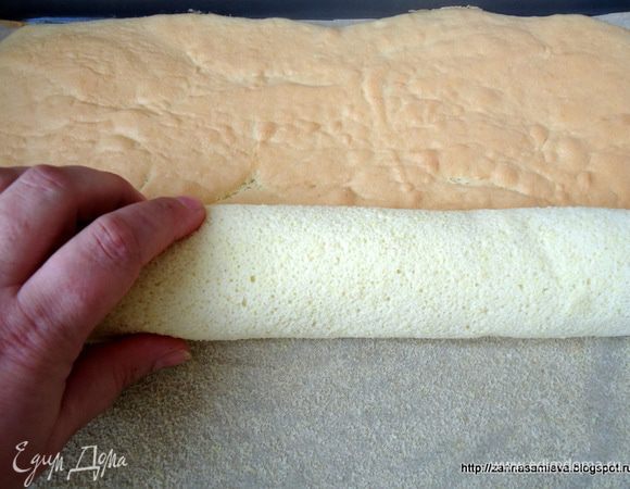 Готовый бисквит, отделить от бумаги и свернуть в рулет. 
