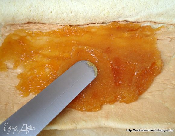 Бисквит развернуть, смазать повидлом. *У меня ушло 380 грамм повидла на начинку, остальные 90 грамм пошли на обмазку поверхности рулета.
