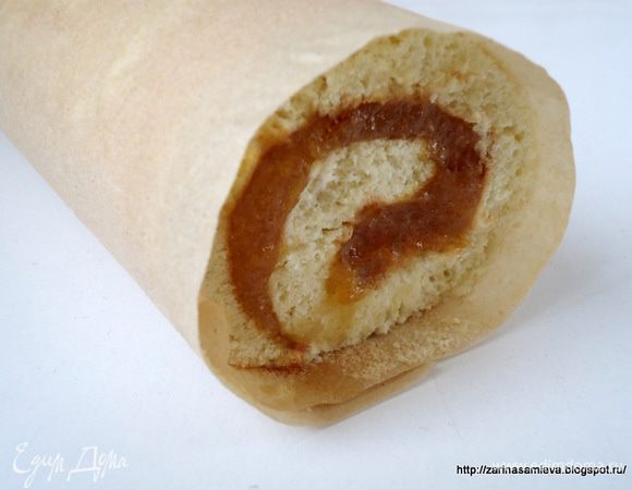 Свернуть бисквит в рулет. 
