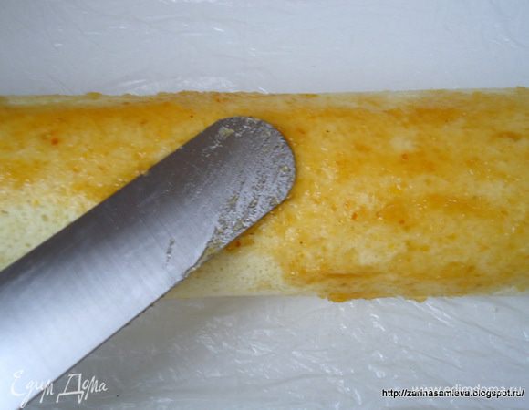 Расстелить пленку, положить на неё рулет. Смазать поверхность рулета повидлом. 
