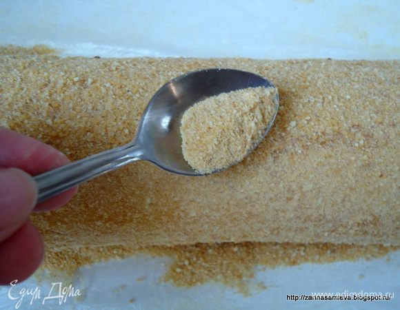 Обсыпать рулет бисквитной крошкой и завернуть в пленку. Убрать в холод на 5-6 часов. 