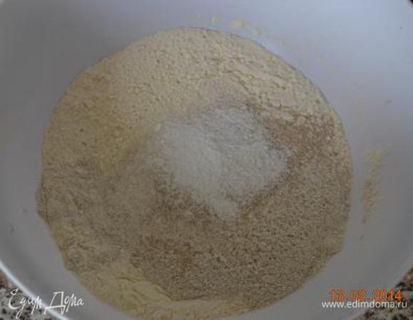 В глубокой миске смешать муку, дрожжи, соль, сахар.