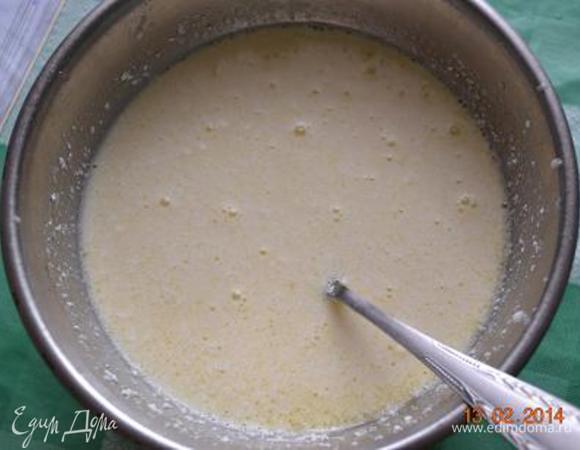Вилочкой размешать творог с яйцом, молоком и растительным маслом, приправить мелко рубленым чесноком.