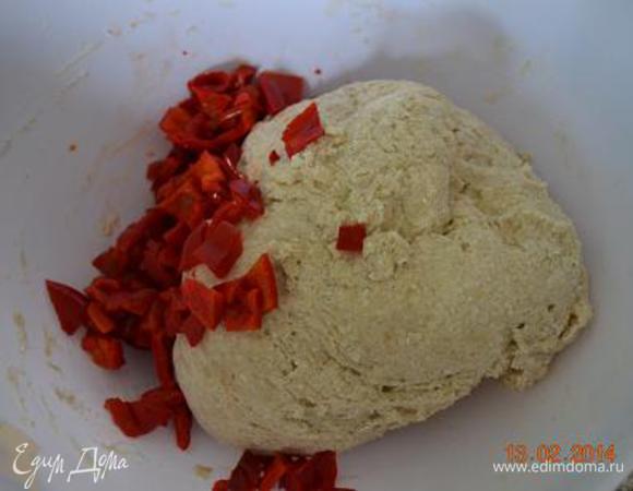 К муке влить творожную массу, замесить липкое тесто... добавить нарезанный перец...