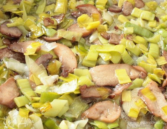 Шампиньоны нарезать пластинами, лук-порей полукольцами. В сковороде с растительным маслом обжарить шампиньоны до испарения жидкости, добавить лук-порей, перемешать и прогреть 2 минуты, остудить.