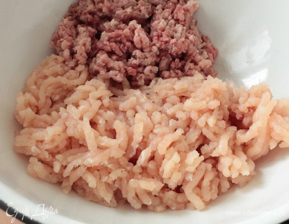Куриное филе и свинину пропустить через мясорубку.