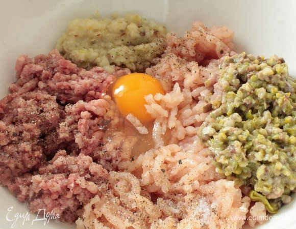 Пропустить через мясорубку обжаренные шампиньоны и лук-порей, одну репчатую луковицу, добавить к фаршу. Добавить яйцо, соль по вкусу и молотую смесь перцев.