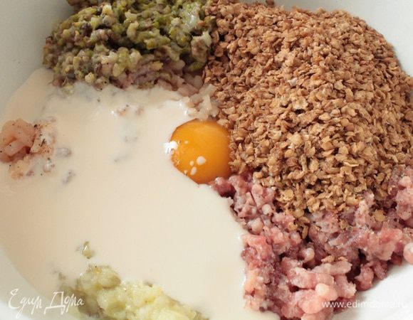 Добавить гречневые хлопья и половину стакана ряженки (стакан емкостью 250 мл).