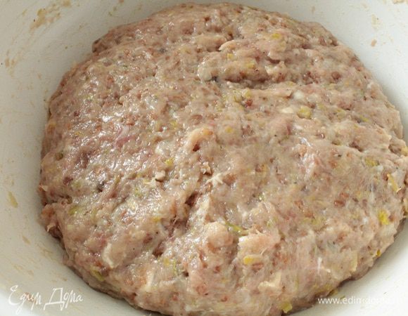 Фарш хорошо перемешать, накрыть крышкой и поставить на один час в холодильник.
