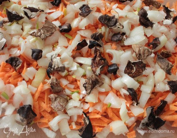 Вторую репчатую луковицу нарезать мелким кубиком, морковь натереть на крупной терке. Я еще добавила горсть сухих грибов(боровики). На дно формы для запекания налить 2 столовые ложки растительного масла, затем слой лука и моркови, грибочки, кусочек лаврового листика.
