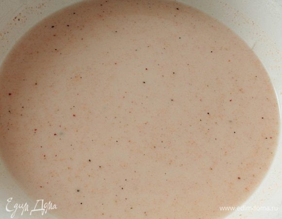 1 стакан ряженки смешать с 1 стаканом холодной кипяченой воды, добавить по вкусу соль, молотую сладкую паприку, смесь перцев, перемешать.