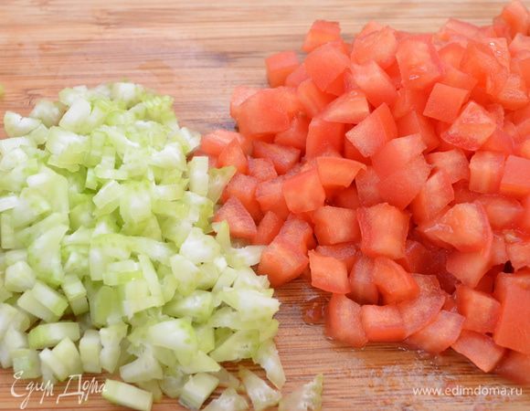 Помидоры очищаем от кожицы и семечек. Режем небольшим кубиком. Стебель сельдерея режем маленьким кубиком, так же режем сёмгу или форель.