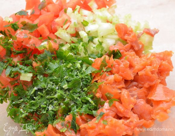 Петрушку порубим, в общей сложности понадобится 2 ст.л. Добавляем петрушку, майонез, соль и перец по вкусу.
BON APPETIT!