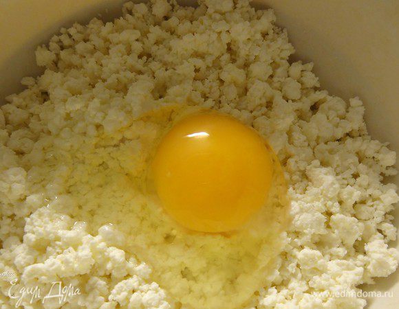 Добавить 1 яйцо в творог.