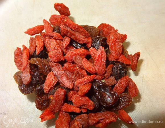 В мисочке перемешать изюм и ягоды годжи.