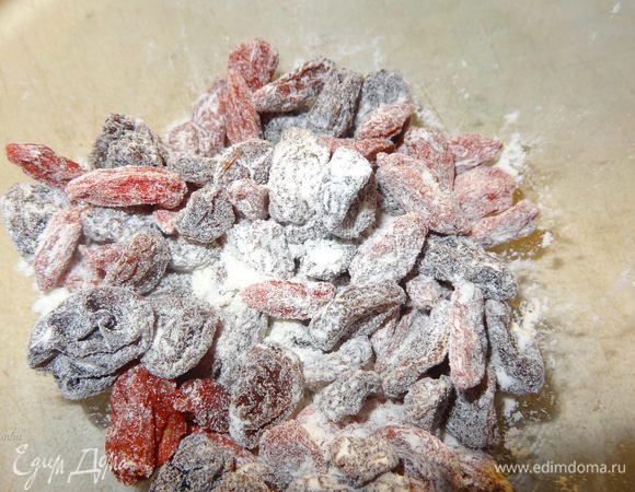 Обвалять их в небольшом количестве муки.