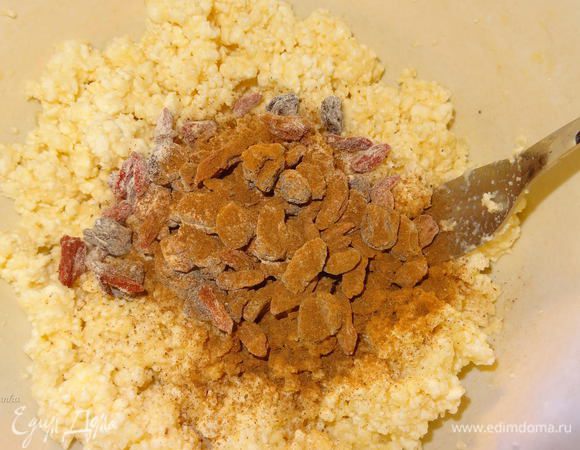 Добавить изюм и ягоды годжи в тесто для сырников, а также корицу.