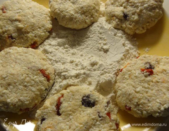 Добавить к тесту для сырников. Хорошо перемешать, сформировать сырники и обвалять их в муке.