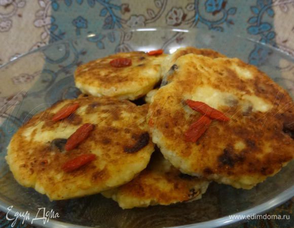 Обжарить сырники на растительном масле. Подавать со сметаной, украсить ягодами годжи.