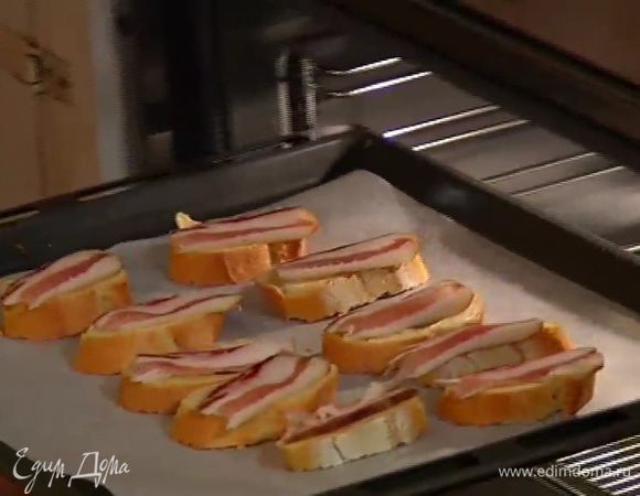 Сало нарезать тонкими ломтиками, выложить на хлеб и отправить под гриль на 5 минут.