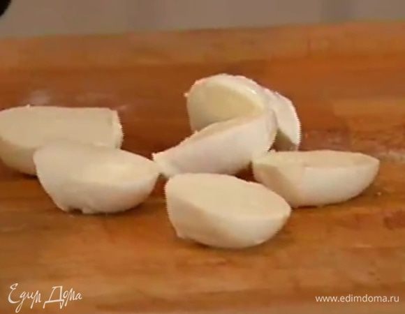 Моцареллу порезать ломтиками.