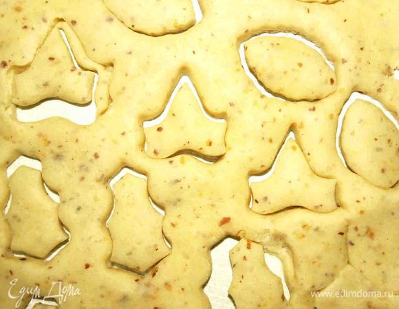 Если тесто в шаре, то тесто тонко раскатываем и вырезаем формочками. Формочки можно взять маленькие, чтоб печенье получилось на один укус.