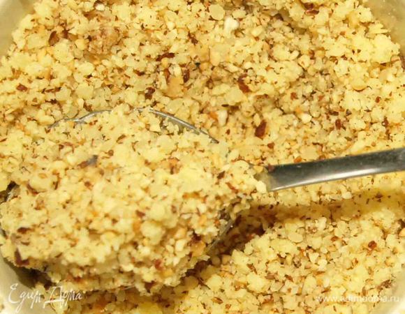 Миндаль и сыр, которые оставили, смешать.  Вырезанные заготовки печенья или посыпать или обмакнуть в эту смесь. 