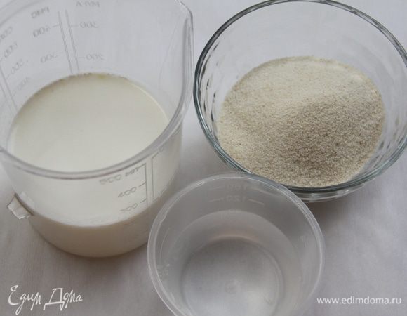 Отмерить воду, молоко и манную крупу.
