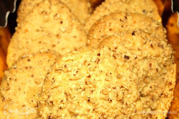 Отправляем печенье в разогретую на 190 градусов духовку на 10-15 минут. Печем пока печенье не станет золотистым.