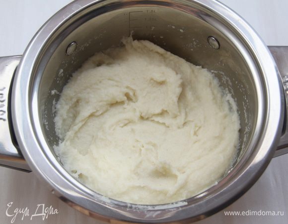 Сварить из молока, воды и манки кашу. Рекомендую крупу растворять в холодной жидкости - так вы избежите образования комочков! Постоянно помешивая довести до кипения, проварить минуту, снять с огня, остудить под крышкой, чтобы на поверхности не образовалась корка.