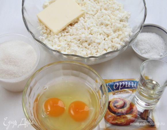 Подготовить остальные ингредиенты: яйца, сахар, соль, корицу, лимончелло, рикотту, сливочное масло. Если берёте вместо рикотты творог, то лучше взять некислый, не сухой, протереть сквозь сито.