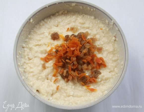 К полученному тесту добавить мелко нарезанные цукаты (у меня нашлись дынные, баклажанные и апельсиновые), массу перемешать.