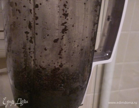 Воду, которая не впиталась, слить и мак растереть в блендере с 3 ложками сахара.