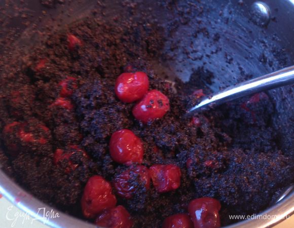 Если используете замороженную вишню, то ее нужно предварительно разморозить и откинуть на друшлаг, чтобы сок хорошо стек. Добавить вишню к маку.