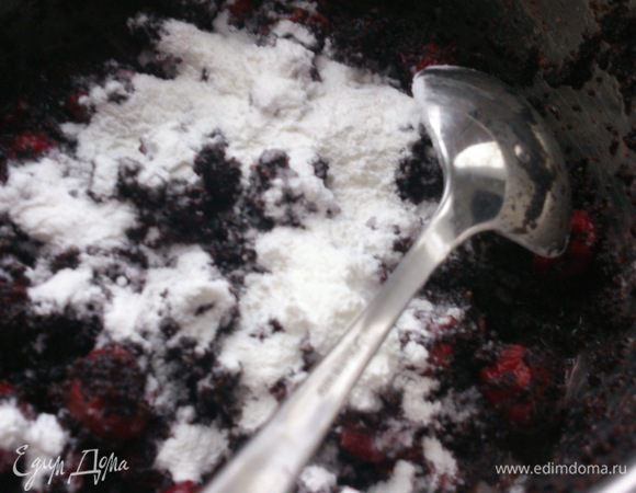 Всыпать крахмал и перемешать.