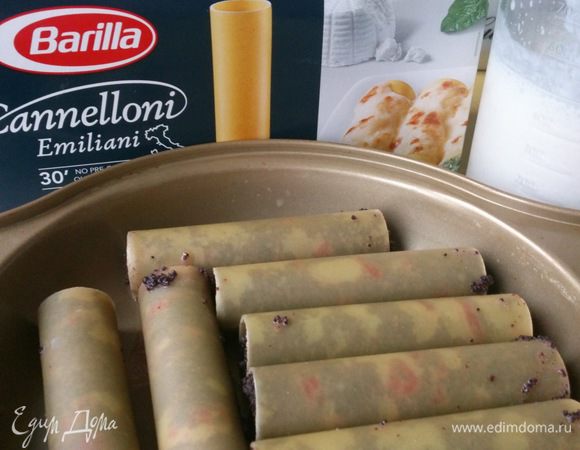 Трубочки начинить маковой смесью и сложить в форму для запекания. 