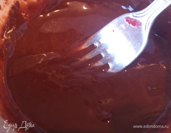 Для шоколадной глазури разогреть оставшиеся сливки почти до кипения, всыпать измельченный шоколад  и через 2-3 минуты хорошо размешать.