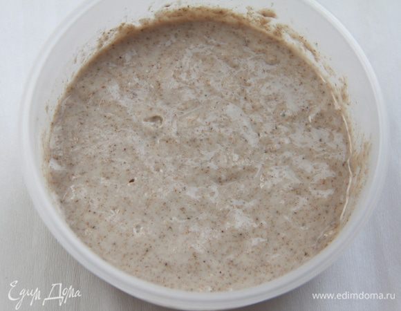 С вечера приготовить стартер: смешать дрожжи (или закваску), воду и муку. Оставить при комнатной температуре до утра.