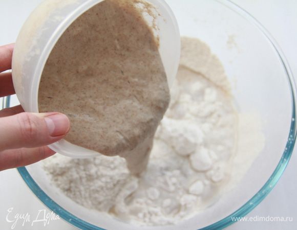 Добавить стартер. В оригинальном рецепте закваска на ржаной муке, но, мне кажется, от неё хлеб будет слишком кислым.