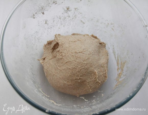 Замесить тесто. Вымешивать руками 10 минут. Оставить для автолиза на 30 минут.