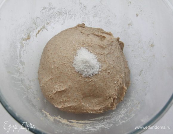 Через полчаса добавить соль. Вымешивать ещё 10 минут. Оставить на расстойку на 5 часов (через 2-2,5 часа обмять один раз).