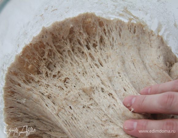 Через 5 часов тесто должно иметь вот такой вид, структура как у губки.