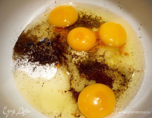 Сначала приготовим тесто. Разогреем духовку до 160 градусов. Выложим в чашу комбайна сахар (в оригинальном рецепте используется в два раза больше сахара), яйца, ванилин, молотые семена фенхеля, корицу, цедру одного апельсина. Взобьем в пену. Затем частями, продолжая процесс взбивания, вводим очень мягкое сливочное масло (у меня было просто размягченное и при взбивании оно расслоилось, если это произойдет у вас, не расстраивайтесь, этих масляных крупинок в готовом пирожном совсем  не ощущается).